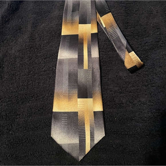 Men’s Pierre Cardin gold on black %100 silk tie - Picture 1 of 4